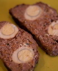 Мясной рулет с перепелиными яйцами