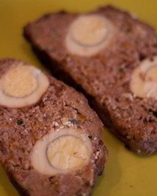 Мясной рулет с перепелиными яйцами