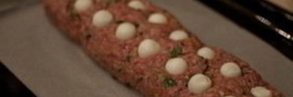 мясной рулет с перепелиными яйцами