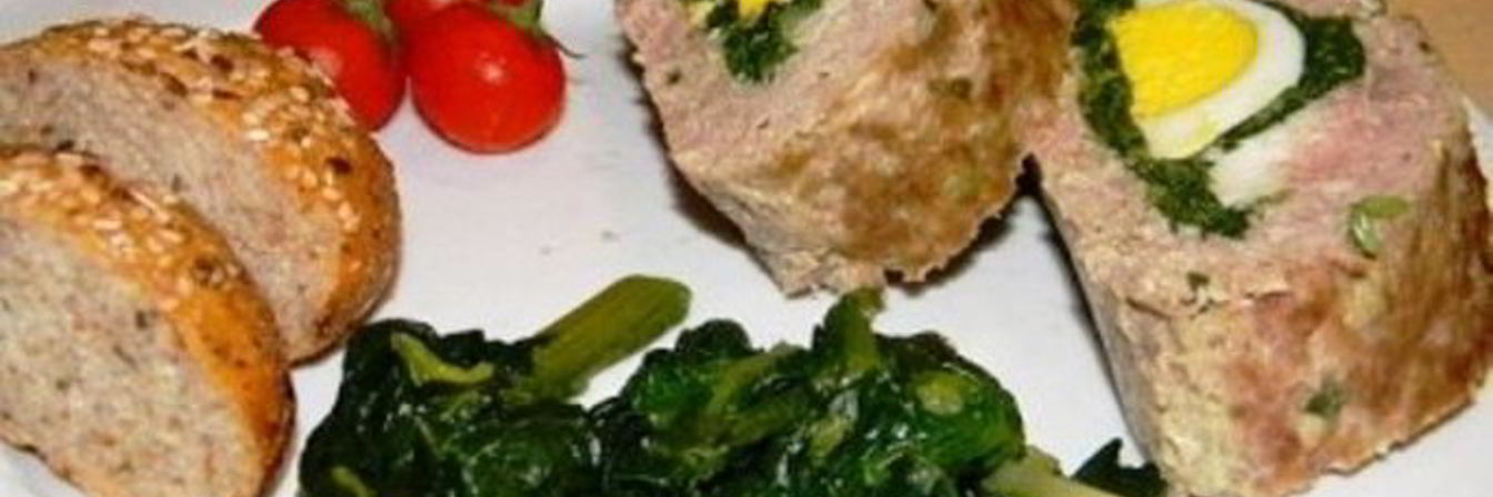 Мясной рулет с вареными яйцами