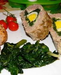 Мясной рулет с вареными яйцами