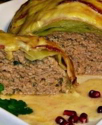 Мясной рулет в сливочно-сырном соусе