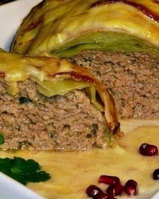 Мясной рулет в сливочно-сырном соусе