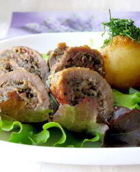 Мясные рулетики с грибами и беконом