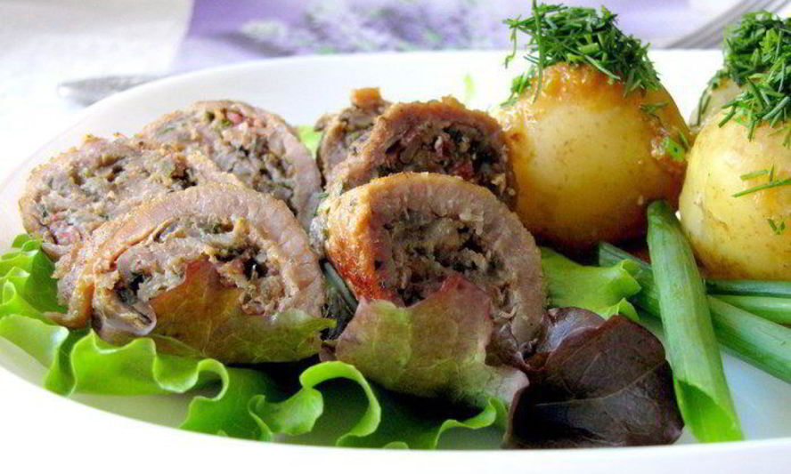 Рецепт мясных рулетиков с грибами и беконом