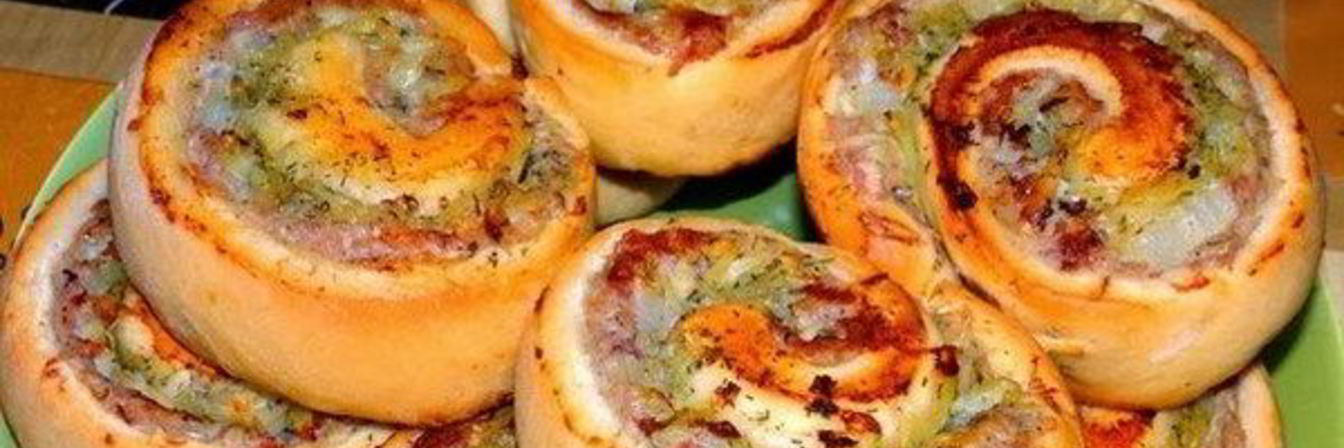 Мясные рулетики с овощным соусом