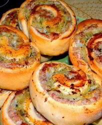 Мясные рулетики с овощным соусом