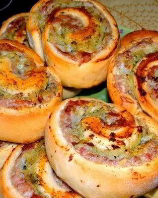 Мясные рулетики с овощным соусом