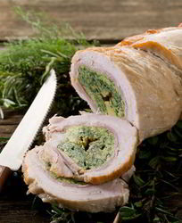 Мясные рулеты с начинкой из сыра и соуса песто