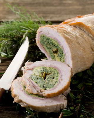 Мясные рулеты с начинкой из сыра и соуса песто