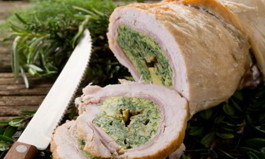 Рецепт мясных рулетов с начинкой из сыра и соуса песто