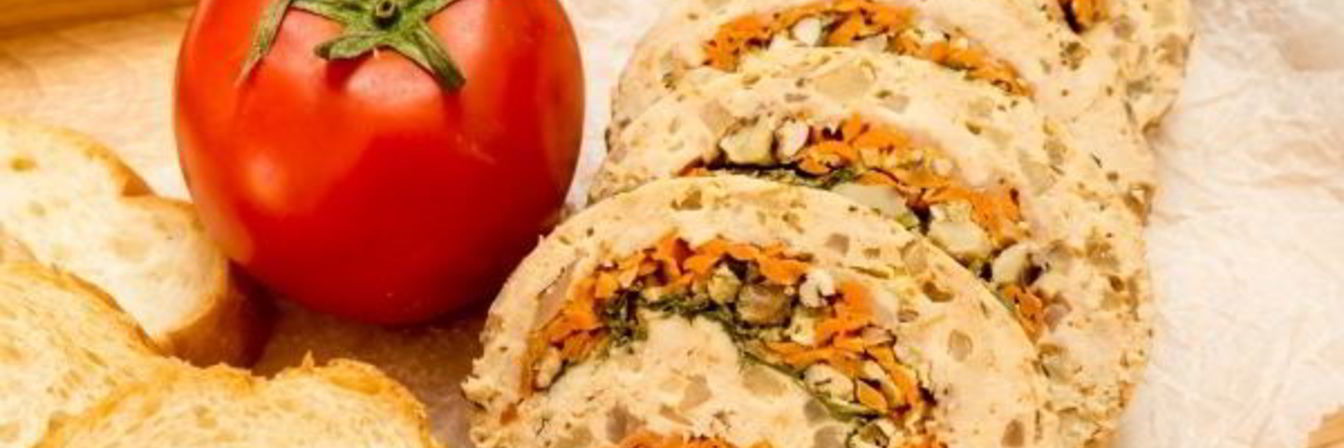 Паровой куриный рулет с яблоком, орехами и пармезаном