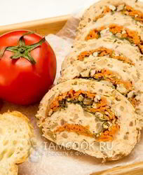 Паровой куриный рулет с яблоком, орехами и пармезаном