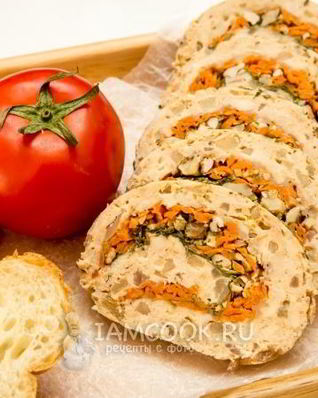 Паровой куриный рулет с яблоком, орехами и пармезаном