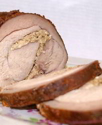 Рулет из филе индейки с грецкими орехами