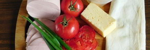 рулет из лаваша с колбасой и сыром