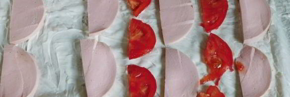 рулет из лаваша с колбасой и сыром