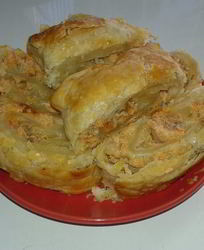 Рулет из слоеного теста с красной рыбой