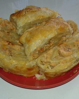 Рулет из слоеного теста с красной рыбой