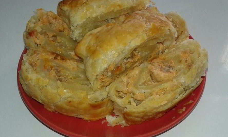 Рецепт рулета из слоеного теста с красной рыбой