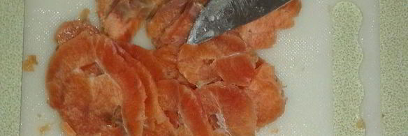 рулет из слоеного теста с красной рыбой