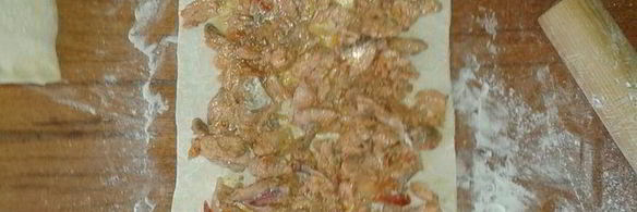 рулет из слоеного теста с красной рыбой