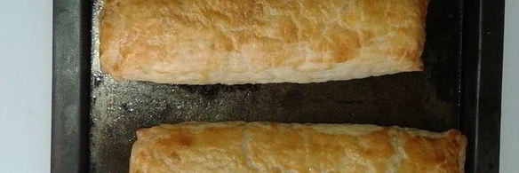 рулет из слоеного теста с красной рыбой