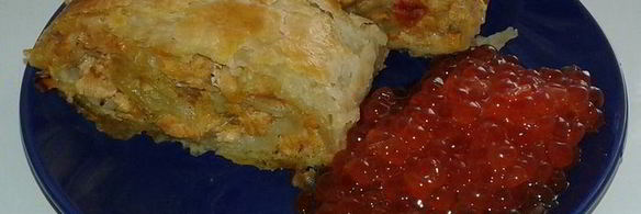 рулет из слоеного теста с красной рыбой