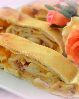 Рулет из сметанного теста с тыквенно-яблочной начинкой