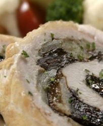 Рулет из свинины с черносливом