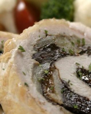 Рулет из свинины с черносливом