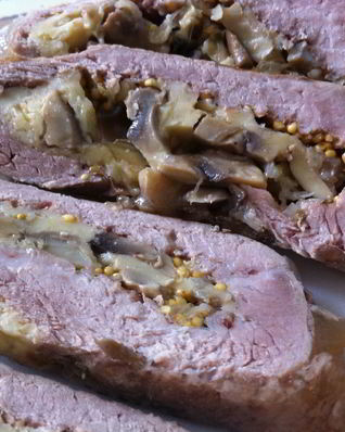 Рулет из свиной шейки с грибами