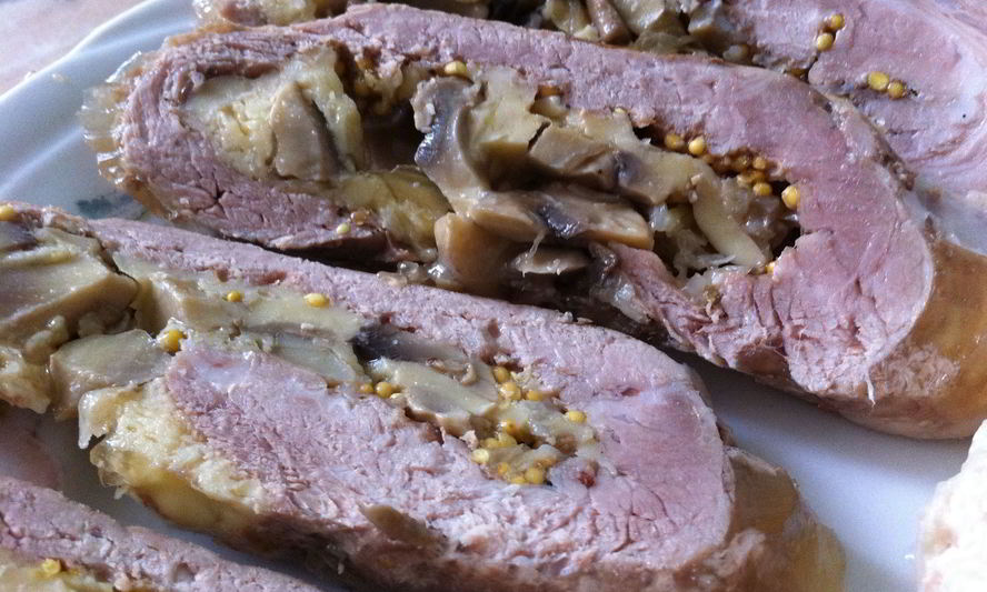 Рецепт рулета из свиной шейки с грибами