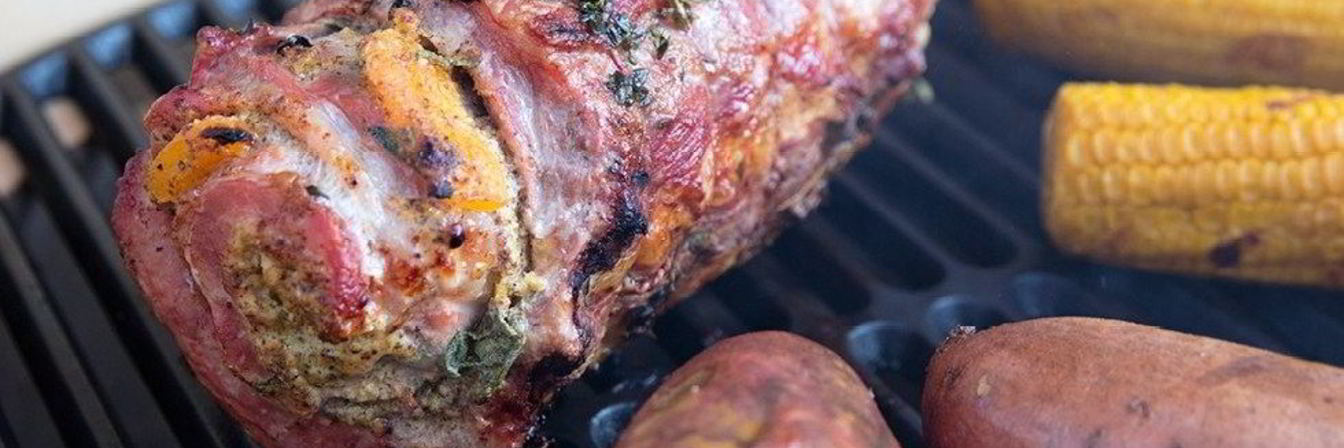 Рулет из свиной вырезки с абрикосами на гриле