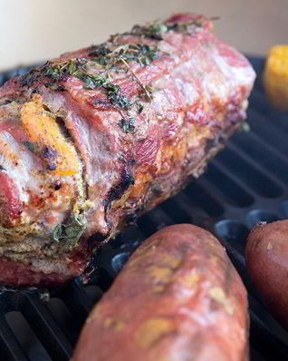 Рулет из свиной вырезки с абрикосами на гриле