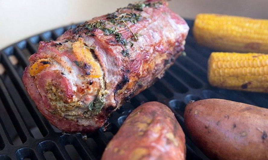 Рецепт рулета из свиной вырезки с абрикосами на гриле