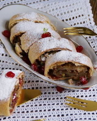 Рулет с изюмом и орехами