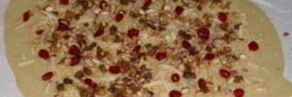 рулет с изюмом и орехами