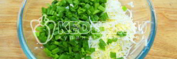 рулет с луком и яйцом