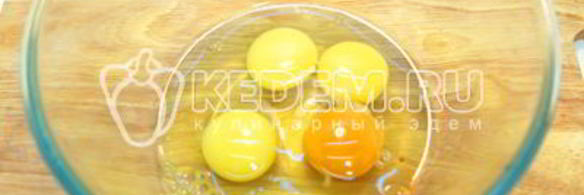 рулет с луком и яйцом