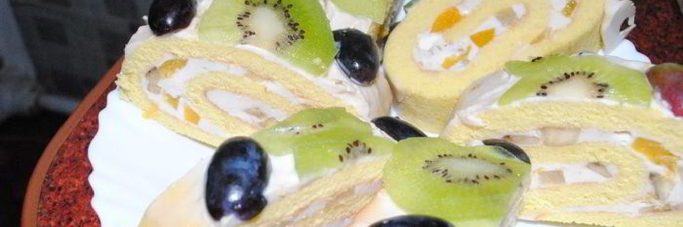 Рулет с персиками и ананасом