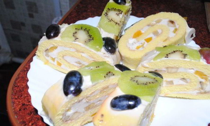 Рецепт рулета с персиками и ананасом