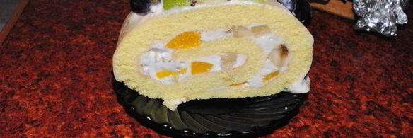 рулет с персиками и ананасом