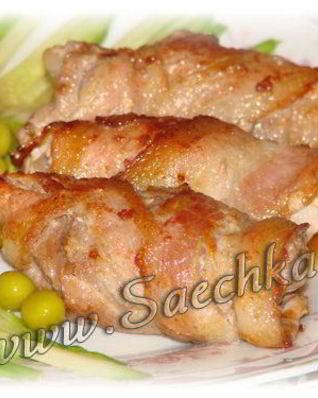 Рулетики из индейки в беконе