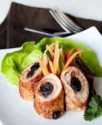 Рулетики из свинины с черносливом