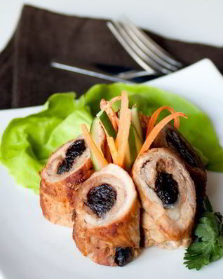 Рулетики из свинины с черносливом