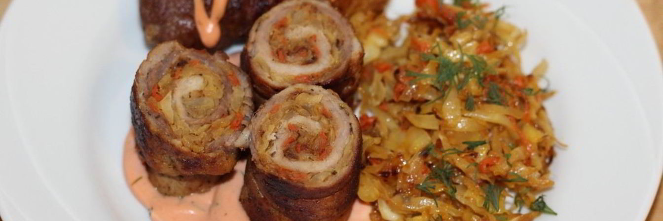 Рулетики из свинины с тушеной капустой
