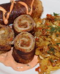 Рулетики из свинины с тушеной капустой