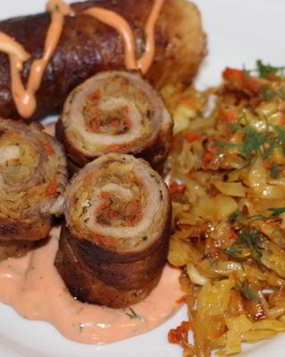 Рулетики из свинины с тушеной капустой