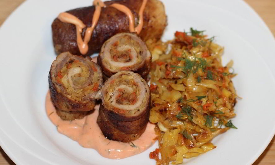 Рецепт рулетиков из свинины с тушеной капустой